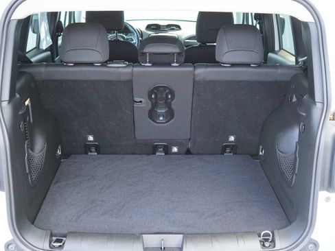 Used 2019 Jeep Renegade Latitude w/ Cold Weather Group FWD image 9