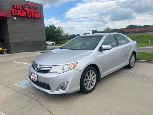 Used 2014 Toyota Camry XLE FWD image 2