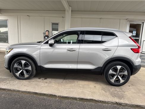 Used 2023 Volvo XC40 B5 Plus AWD/4WD image 8