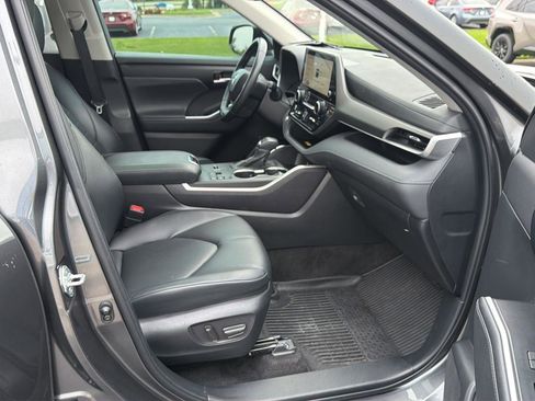 Used 2023 Toyota Highlander XLE FWD image 14