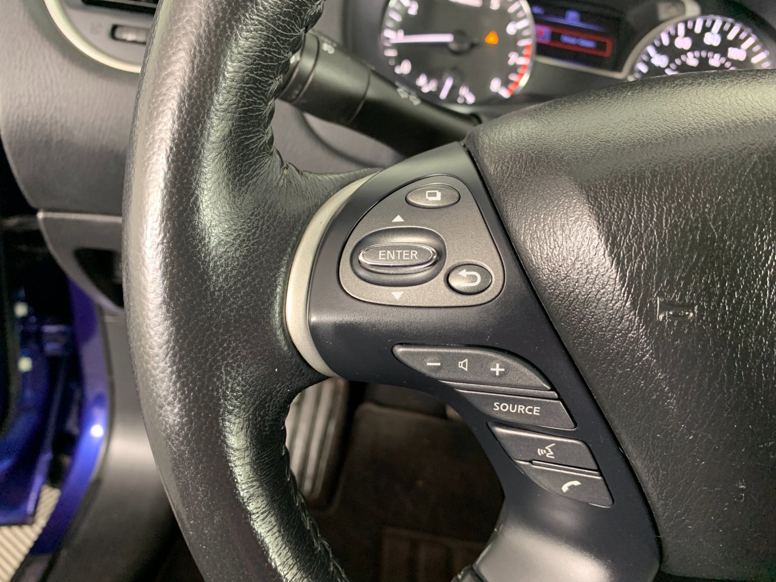 Used 2020 Nissan Pathfinder SL FWD image 18