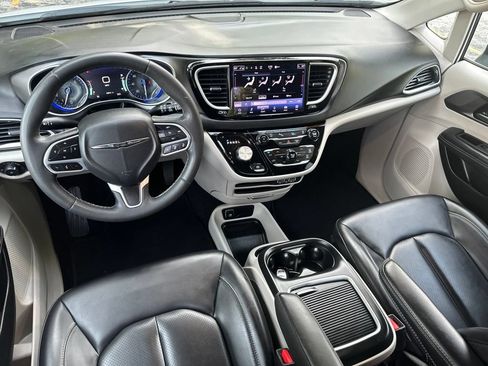 Used 2023 Chrysler Pacifica Touring-L FWD image 15