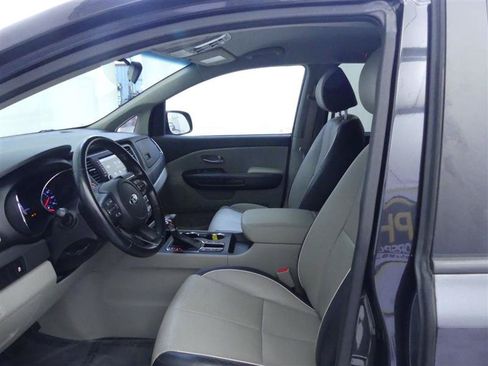 Used 2019 Kia Sedona EX FWD image 22