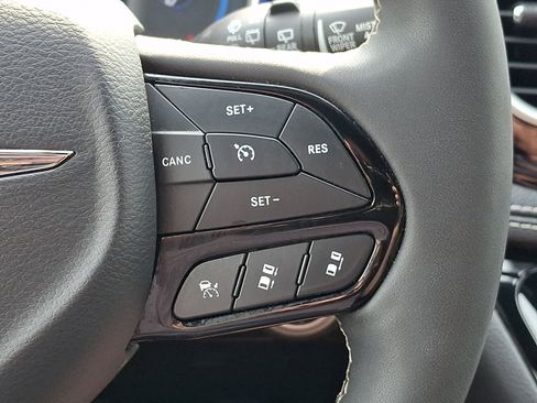 Used 2024 Chrysler Pacifica Limited FWD image 24