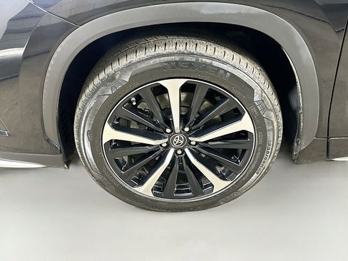 Used 2021 Toyota Highlander XSE FWD image 8