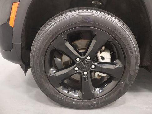 Used 2023 Jeep Grand Cherokee Limited w/ Black Appearance Package image 24