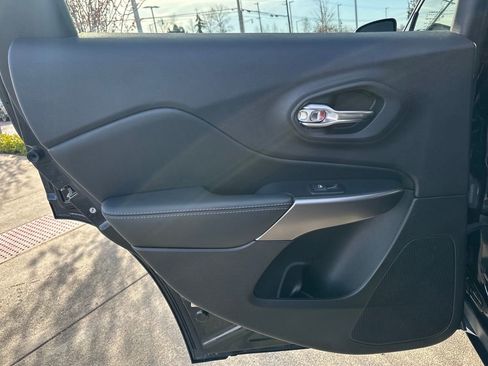 Used 2019 Jeep Cherokee Latitude w/ Popular Appearance Group FWD image 13