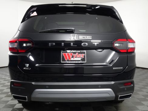 New 2025 Honda Pilot Touring image 18