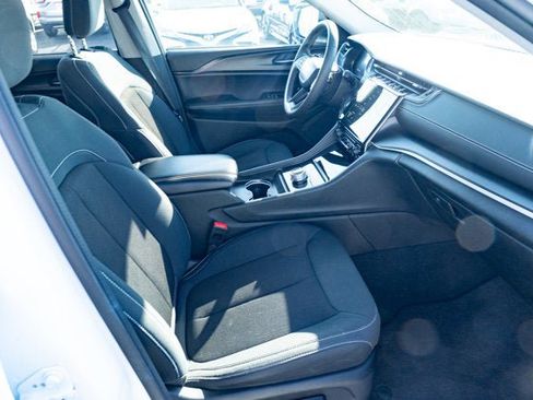 Used 2024 Jeep Grand Cherokee Laredo image 38