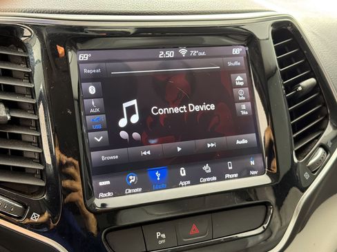 Used 2019 Jeep Cherokee Limited FWD image 24