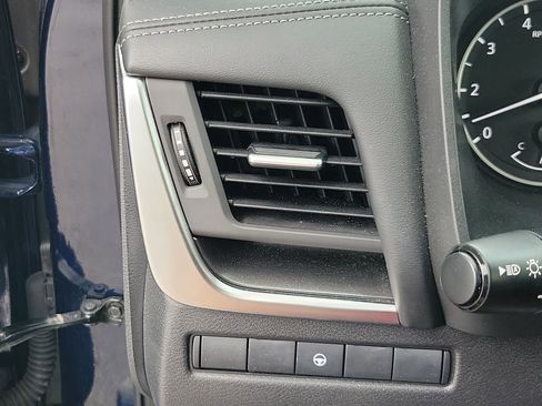 Used 2025 Nissan Rogue SV image 31