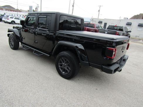 Used 2024 Jeep Gladiator Sport AWD/4WD image 5