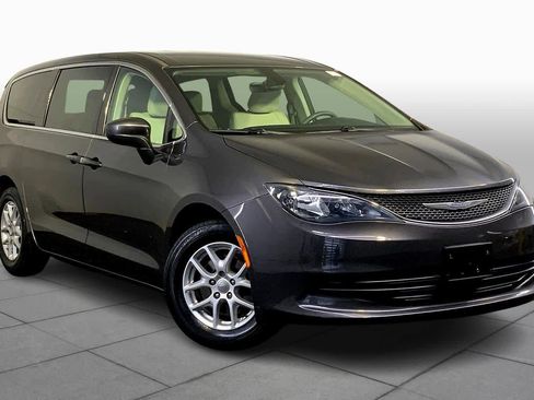 Used 2017 Chrysler Pacifica Touring image 2