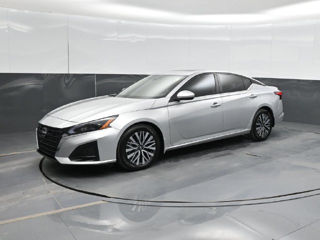 Used 2023 Nissan Altima 2.5 SV w/ SV Premium Package FWD image 9