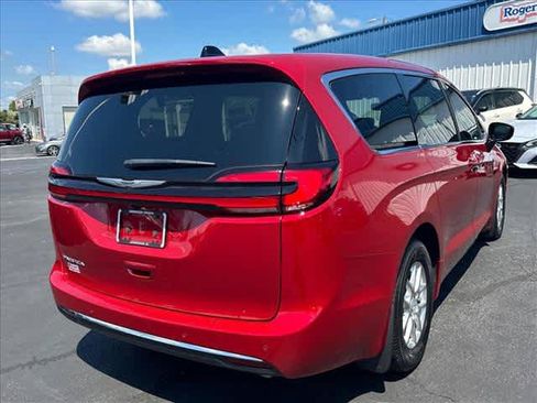 Used 2026 Chrysler Pacifica Select FWD image 3