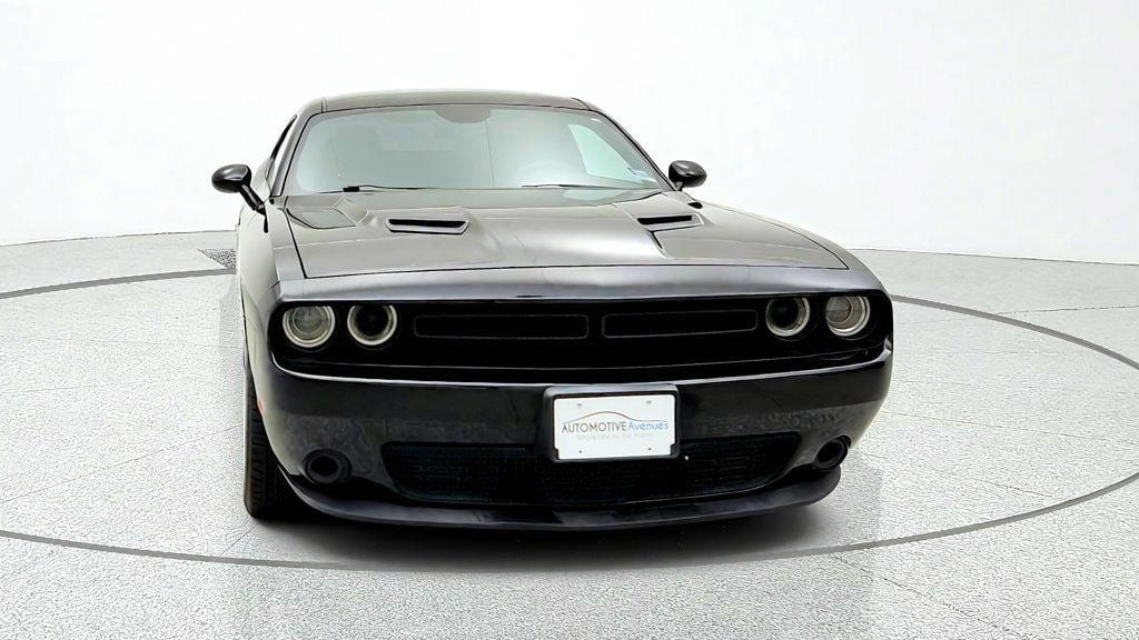 Used 2015 Dodge Challenger SXT RWD image 2