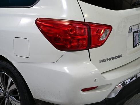 Used 2018 Nissan Pathfinder SV image 16