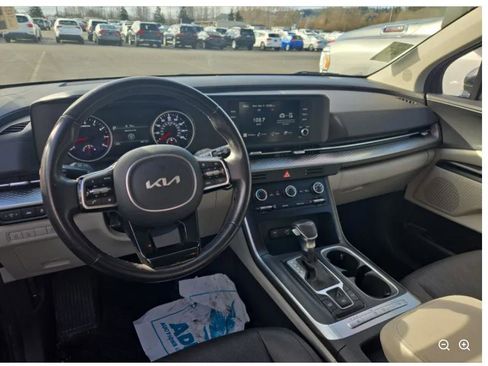 Used 2024 Kia Carnival LX image 3