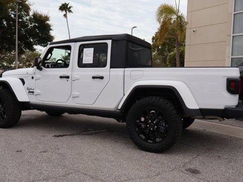 Used 2025 Jeep Gladiator Sport image 6