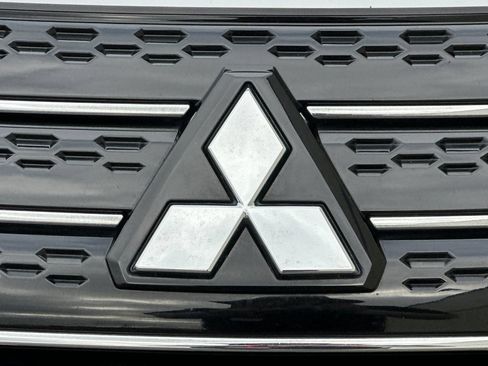 Used 2023 Mitsubishi Outlander 4WD Plug-In Hybrid image 40
