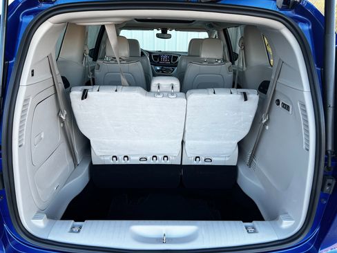 Used 2020 Chrysler Pacifica Limited image 25