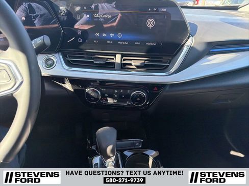 Used 2025 Chevrolet Trax LT w/ LT Convenience Package image 24