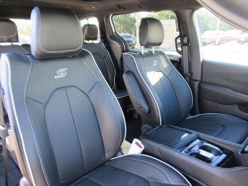 New 2026 Chrysler Pacifica Limited w/ Uconnect Theater Family Group FWD image 9