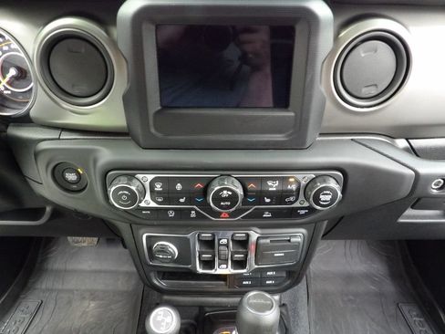 Used 2021 Jeep Gladiator Sport AWD/4WD image 17