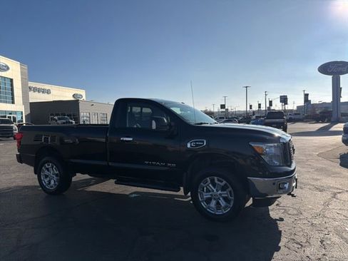 Used 2017 Nissan Titan SV image 4