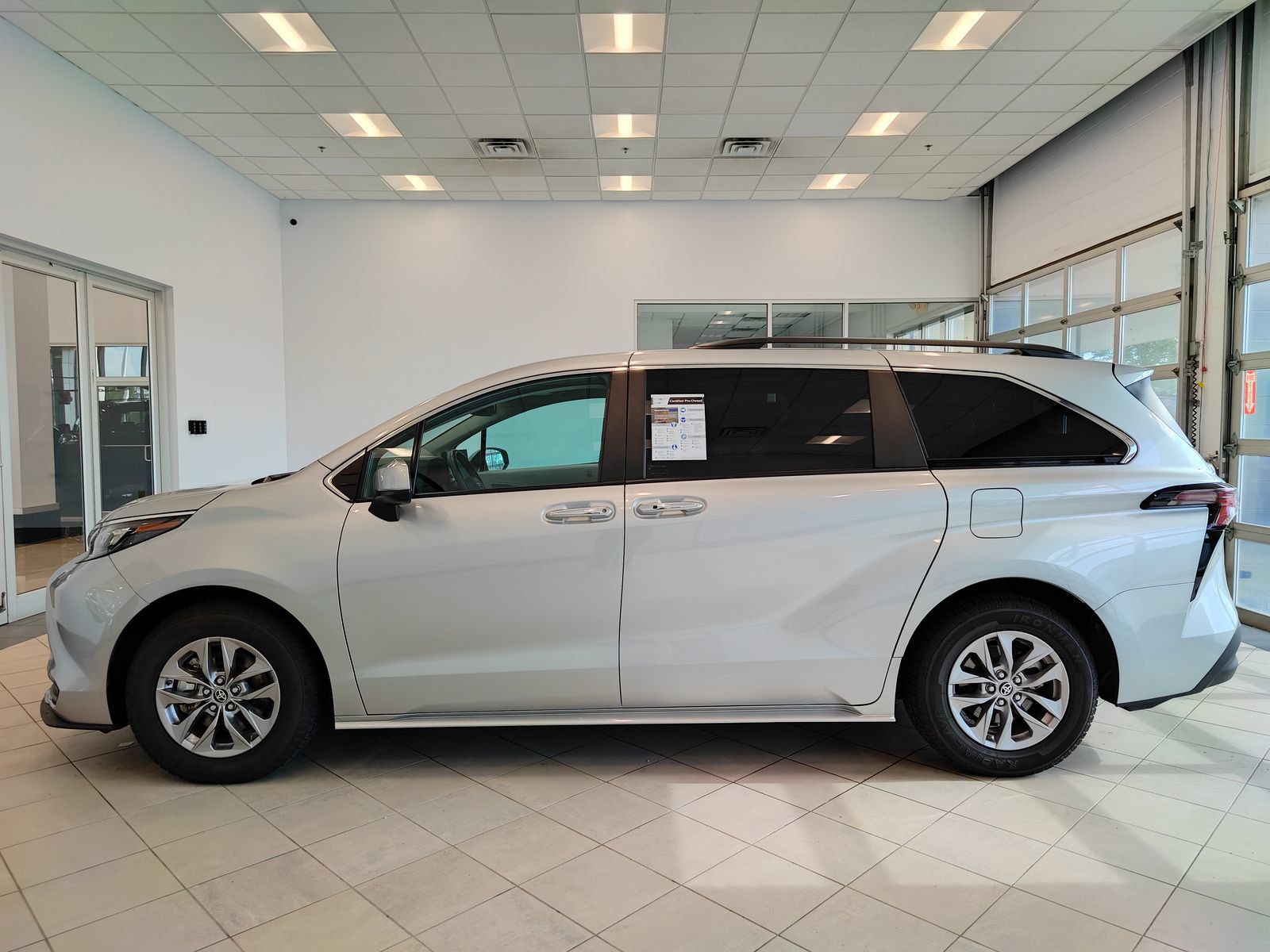 Used 2025 Toyota Sienna XLE FWD image 6