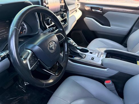 Used 2020 Toyota Highlander Limited FWD image 16