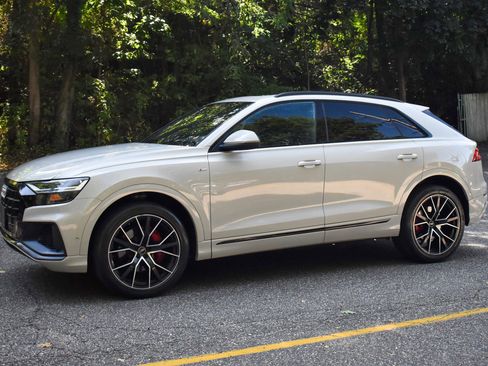 Used 2021 Audi Q8 Premium Plus w/ Premium Plus Package image 2