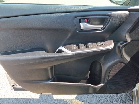 Used 2017 Toyota Camry SE w/ Moonroof Package FWD image 12