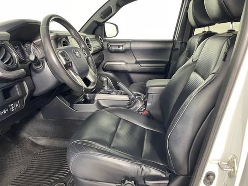 Used 2019 Toyota Tacoma Limited AWD/4WD image 2