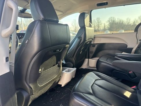 Used 2023 Chrysler Pacifica Touring-L image 9