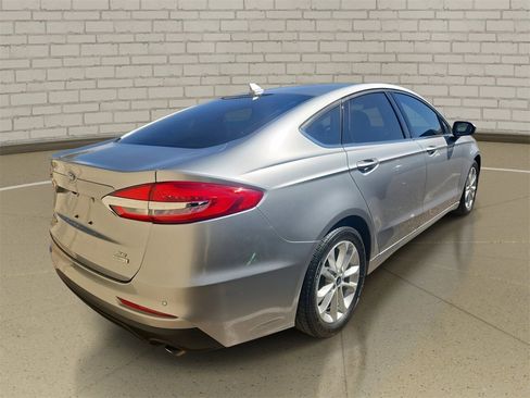 Used 2020 Ford Fusion SE image 4