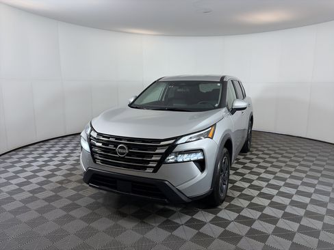 Used 2025 Nissan Rogue SV image 2