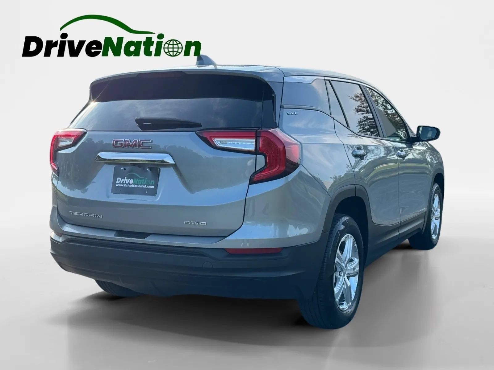 Used 2024 GMC Terrain SLE AWD/4WD image 5