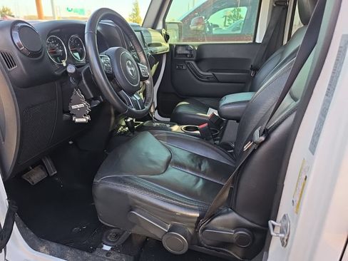 Used 2017 Jeep Wrangler Unlimited Sahara AWD/4WD image 11