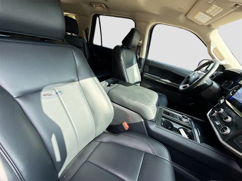 Used 2024 Ford Expedition XLT image 29
