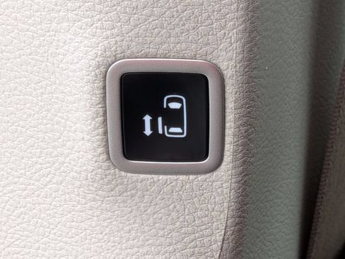 Used 2024 Chrysler Pacifica Touring-L FWD image 31