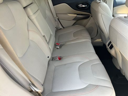 Used 2019 Jeep Cherokee Latitude w/ Popular Appearance Group AWD/4WD image 18