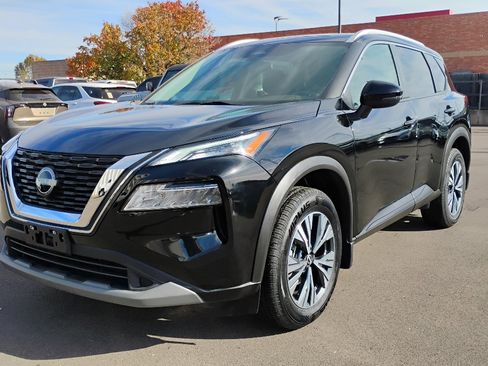 Used 2022 Nissan Rogue SV w/ SV Premium Package image 3