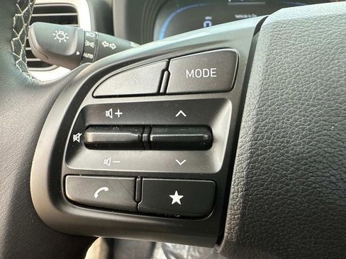 Used 2024 Hyundai Venue Limited image 16