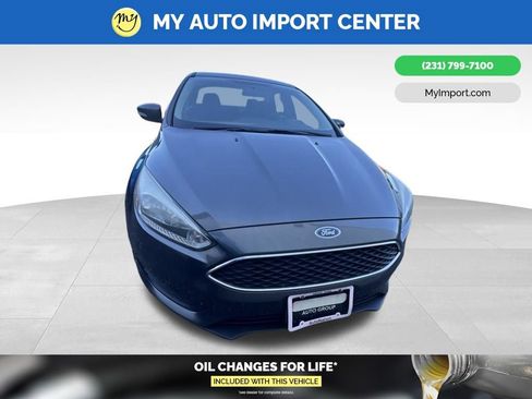 Used 2017 Ford Focus SE FWD image 2