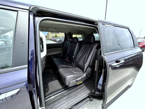 Used 2025 Kia Carnival FWD image 21