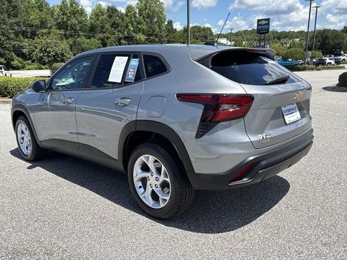 Used 2024 Chevrolet Trax LS w/ LS Convenience Package FWD image 5