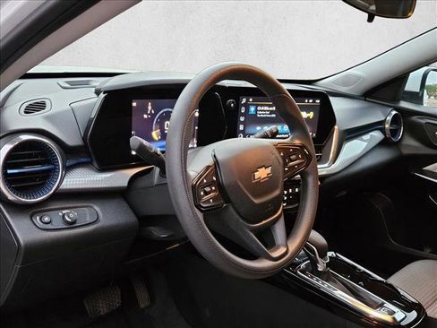 Used 2025 Chevrolet Trax LT image 10