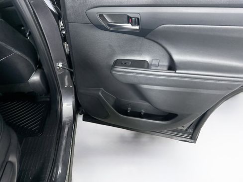 Used 2021 Toyota Highlander XLE image 32