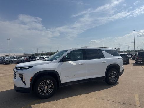 Used 2025 Chevrolet Traverse LT image 10